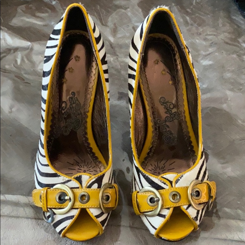 Naughty Monkey zebra print heels size 7 1/2